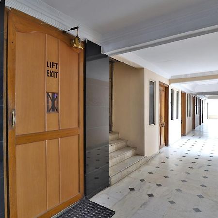 SPOT ON 39880 Hotel Decent Ānand Buitenkant foto
