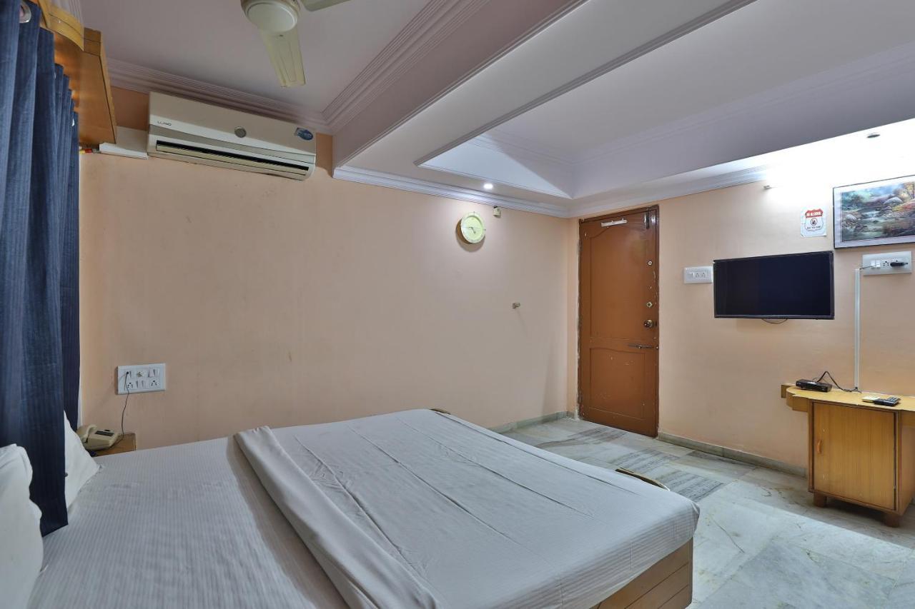 SPOT ON 39880 Hotel Decent Ānand Buitenkant foto