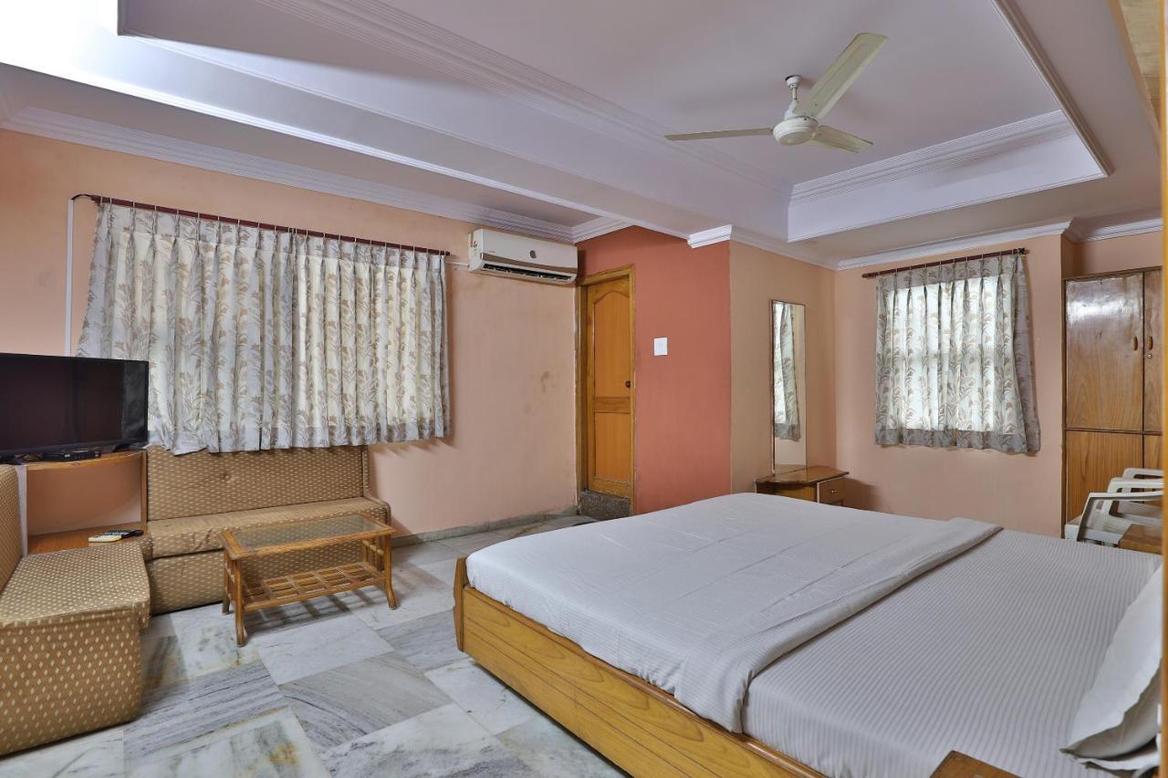 SPOT ON 39880 Hotel Decent Ānand Buitenkant foto