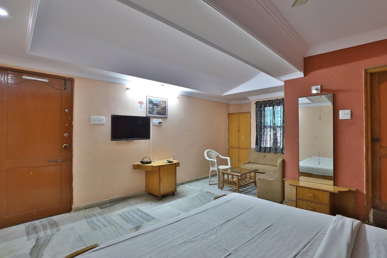 SPOT ON 39880 Hotel Decent Ānand Buitenkant foto