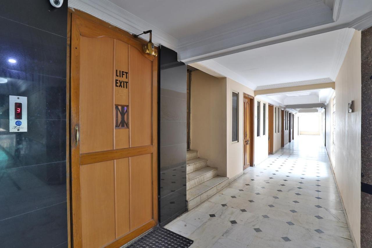 SPOT ON 39880 Hotel Decent Ānand Buitenkant foto