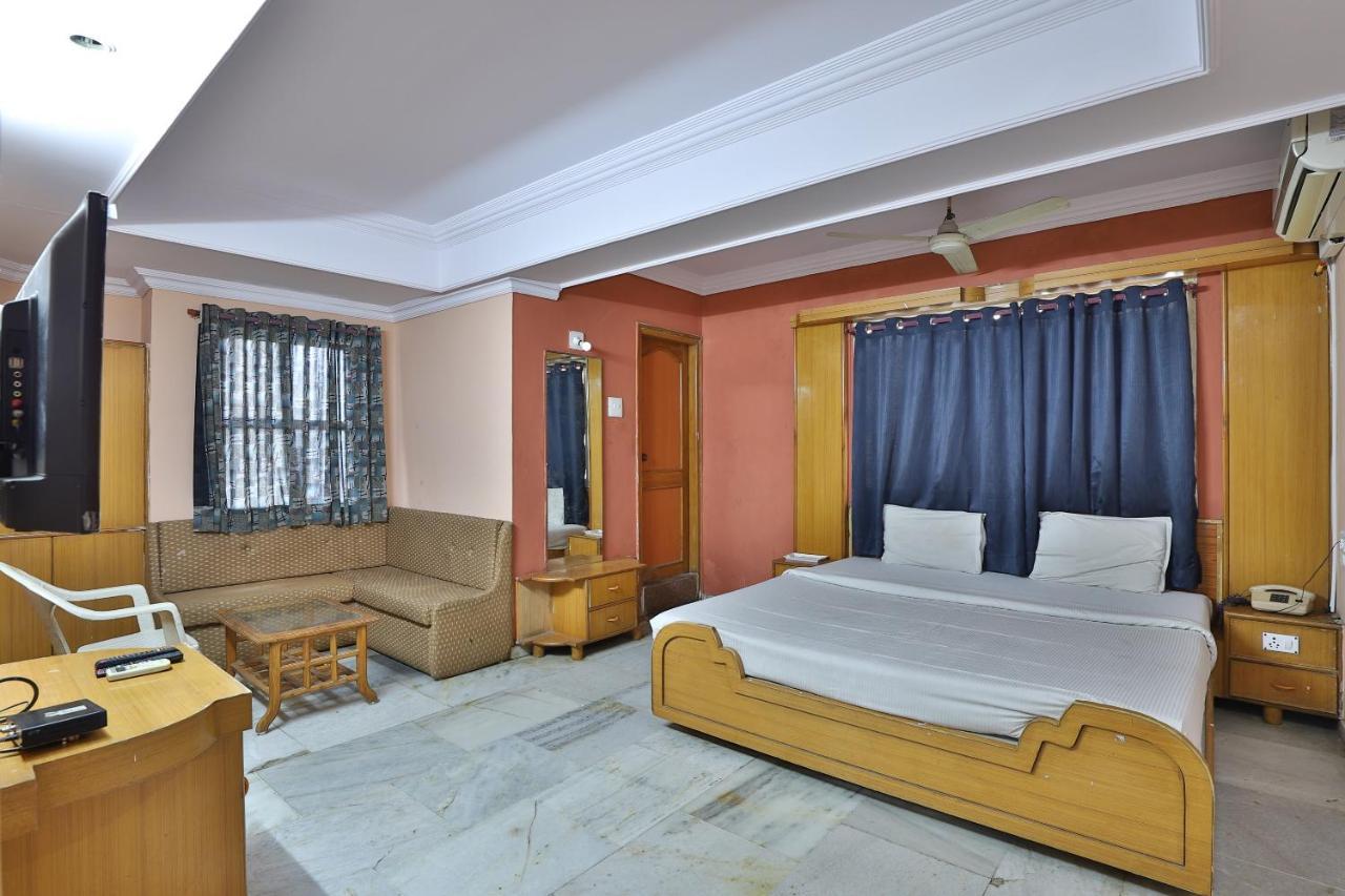 SPOT ON 39880 Hotel Decent Ānand Buitenkant foto