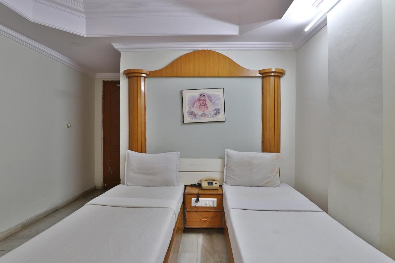 SPOT ON 39880 Hotel Decent Ānand Buitenkant foto