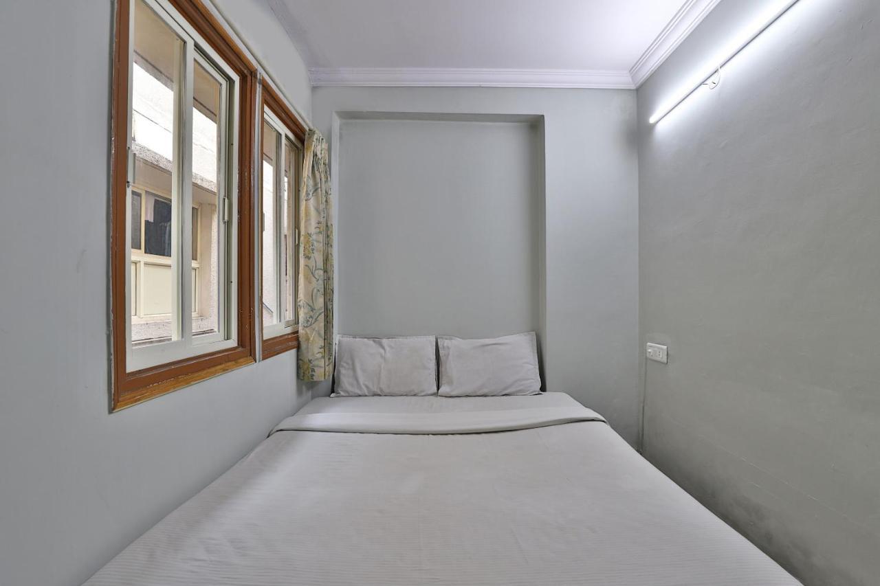SPOT ON 39880 Hotel Decent Ānand Buitenkant foto