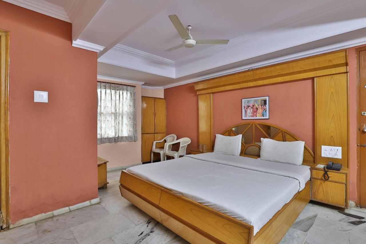 SPOT ON 39880 Hotel Decent Ānand Buitenkant foto