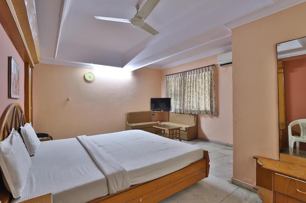 SPOT ON 39880 Hotel Decent Ānand Buitenkant foto