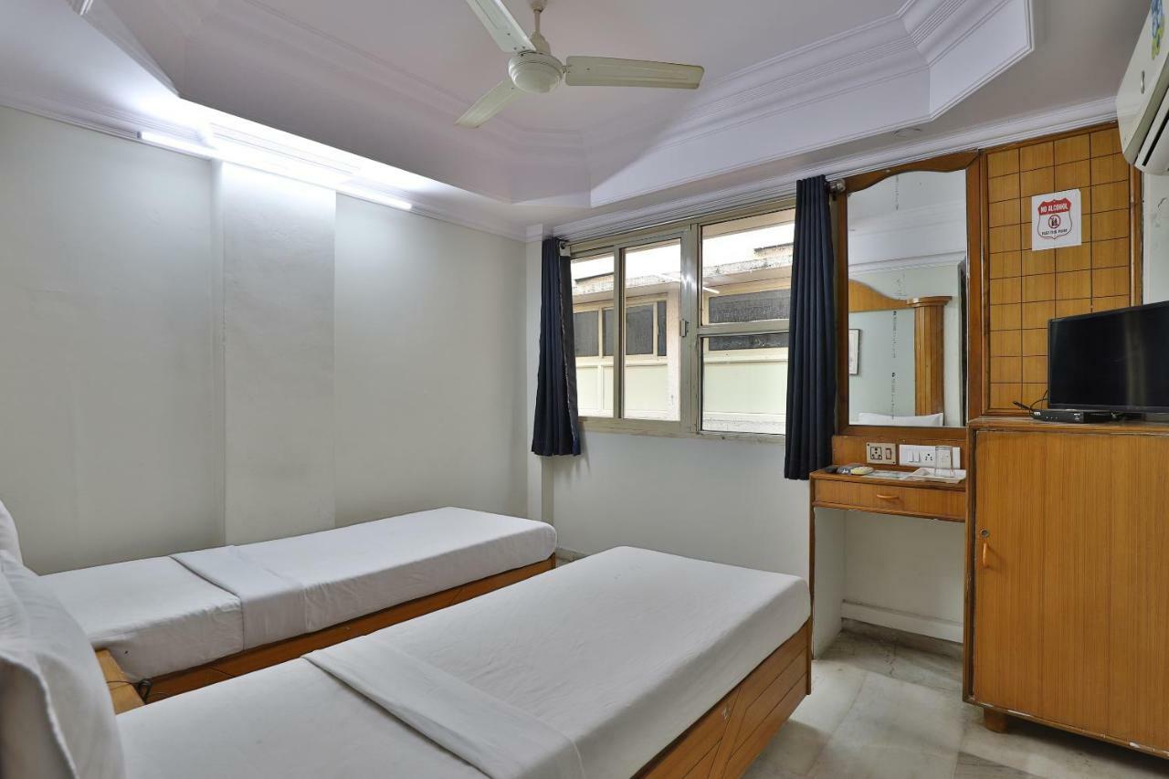 SPOT ON 39880 Hotel Decent Ānand Buitenkant foto