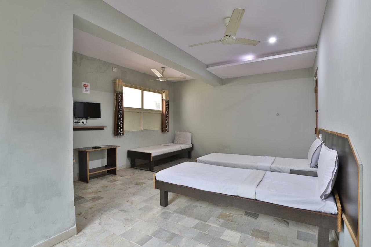 SPOT ON 39880 Hotel Decent Ānand Buitenkant foto