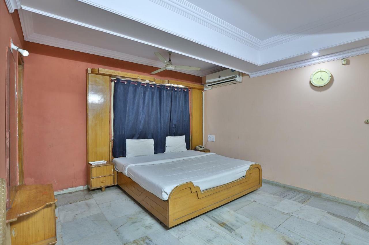 SPOT ON 39880 Hotel Decent Ānand Buitenkant foto
